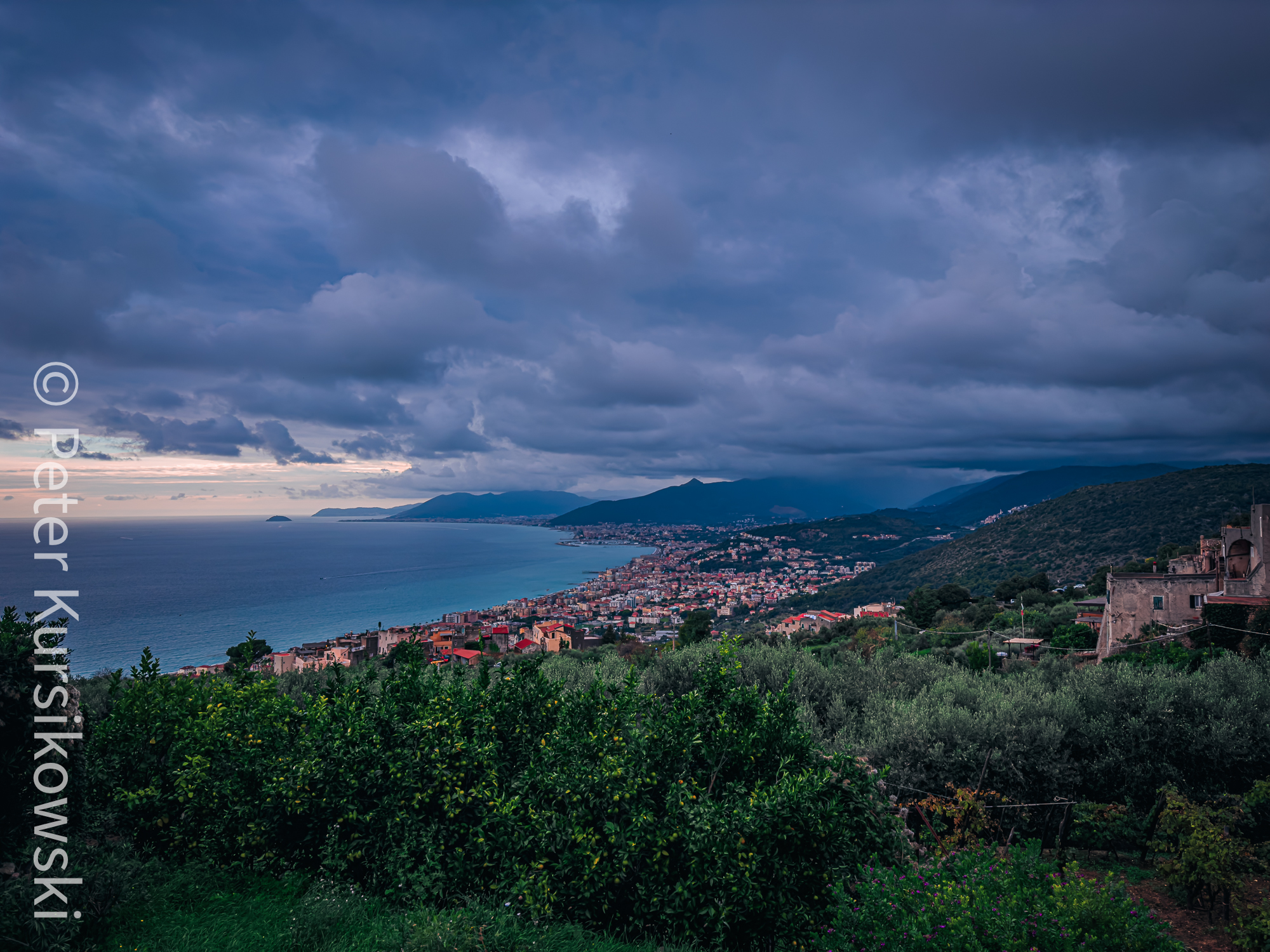 Blick über die Bucht von Pietra Ligure. Im Hintergund Loano und Albenga.